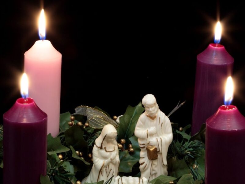 qué significa la vela rosa en la corona de Adviento y en qué domingo se enciende