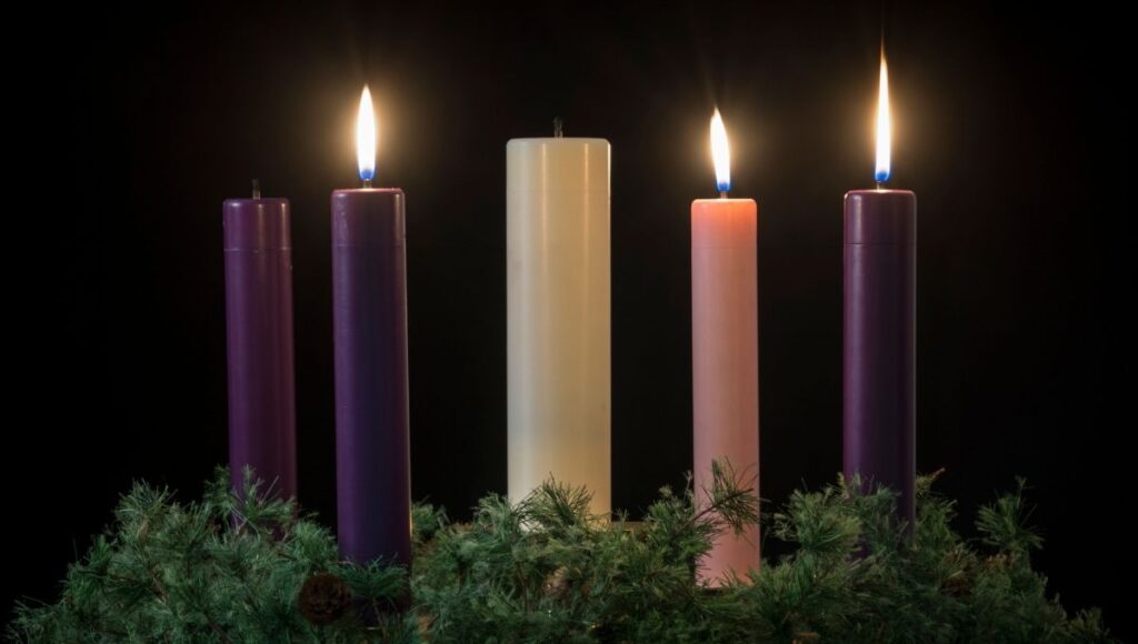 qué significa la vela rosa en la corona de Adviento