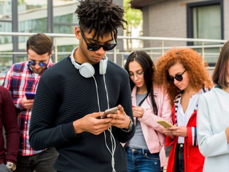 chicos usando celulares