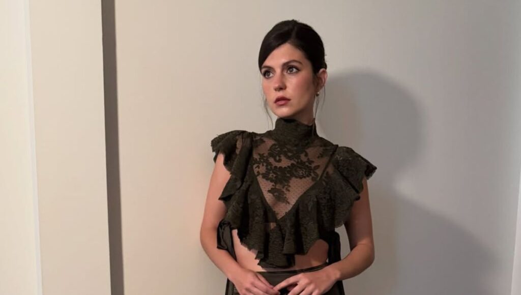 Emily Bader es “Poppy Wright” en People We Meet on Vacation 