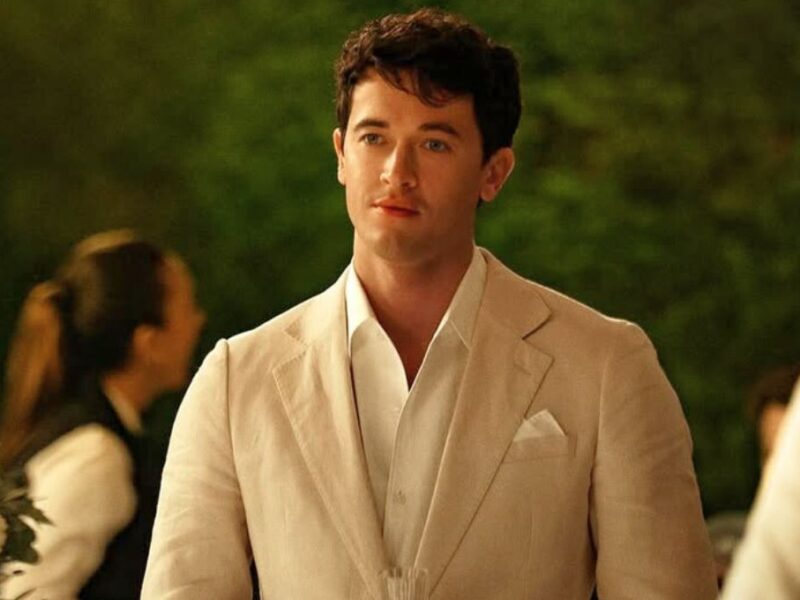 Quién es Tom Blyth el actor de Gente que conocemos en vacaciones de Netflix