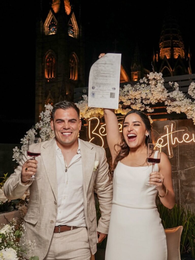 Casandra Ascencio y Yomi se casaron por el civil