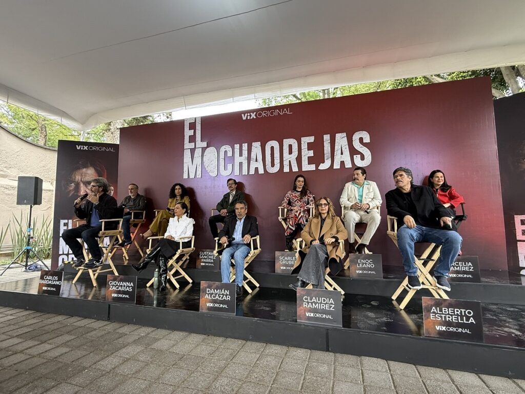 El Mochaorejas conoce al reparto de la serie de ViX