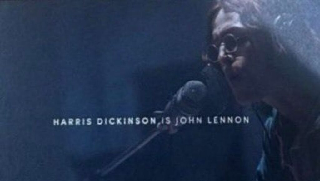 harris dickinson como john lennon foto