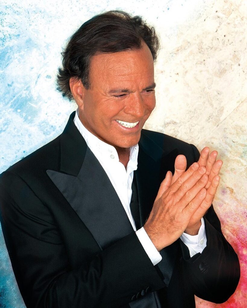 Julio Iglesias es denunciado por abuso
