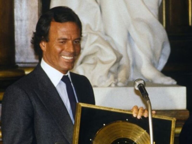 Julio Iglesias es denunciado por agresión sexual