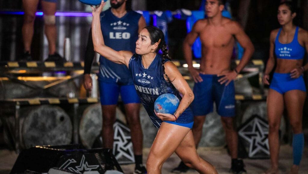 Leo y Evelyn son criticados por ocasionar un accidente para sacar a los rojos en Exatlón México