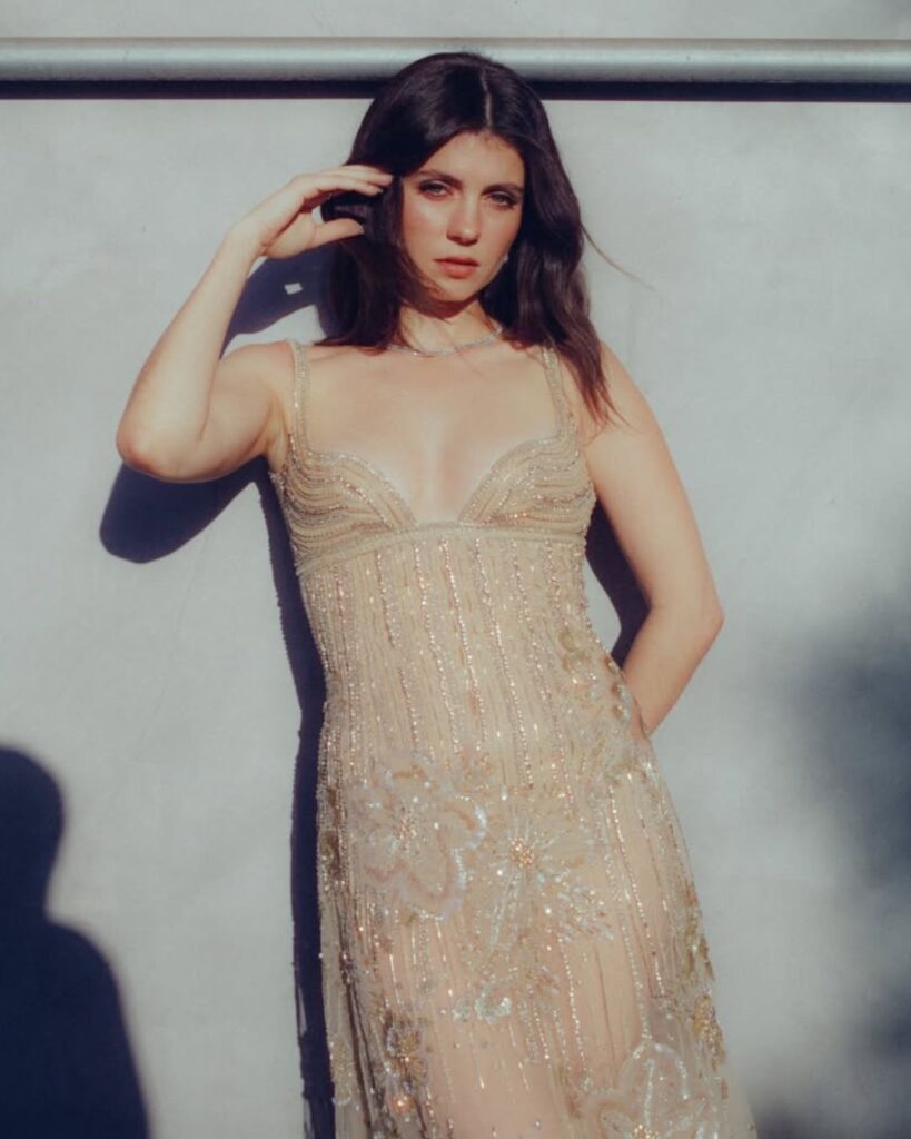 Emily Bader y Logan Lerman en el reboot de Si tuviera 30 de Netflix