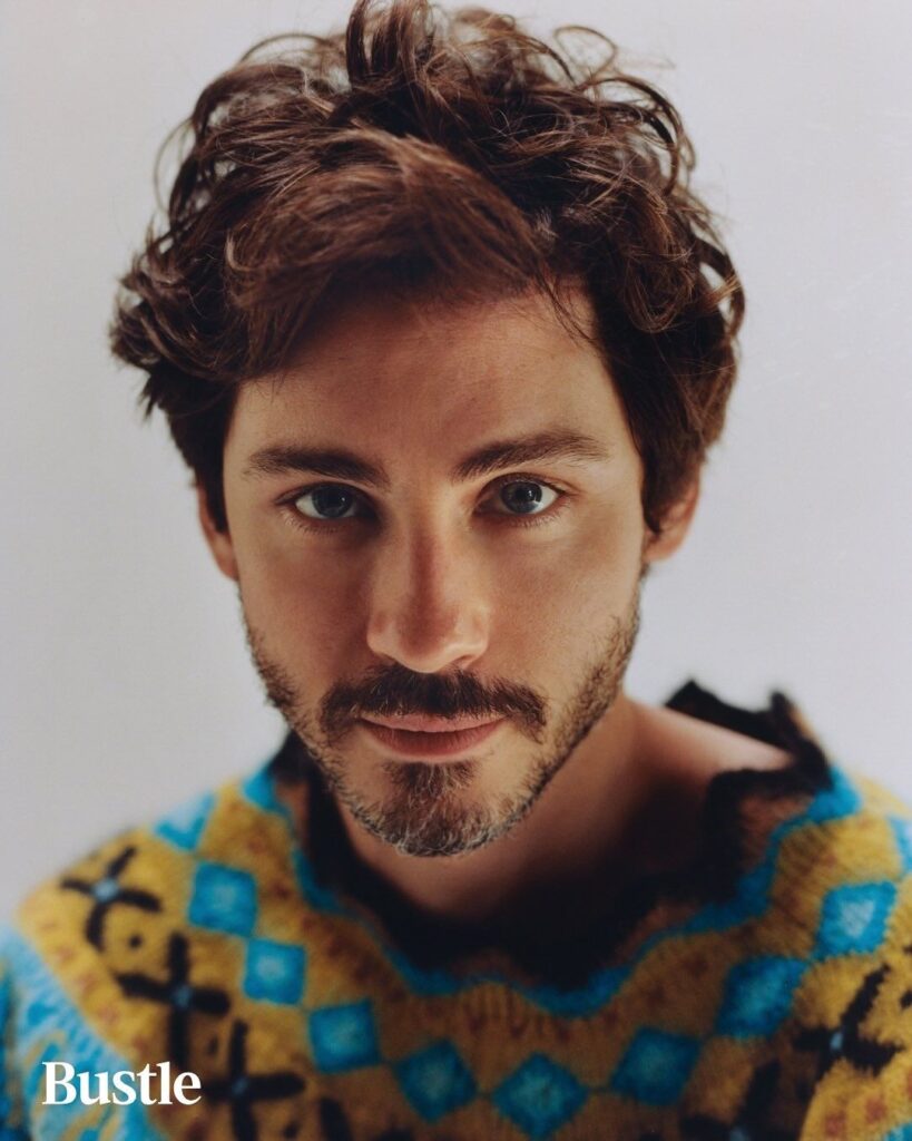 Emily Bader y Logan Lerman en el reboot de Si tuviera 30 de Netflix