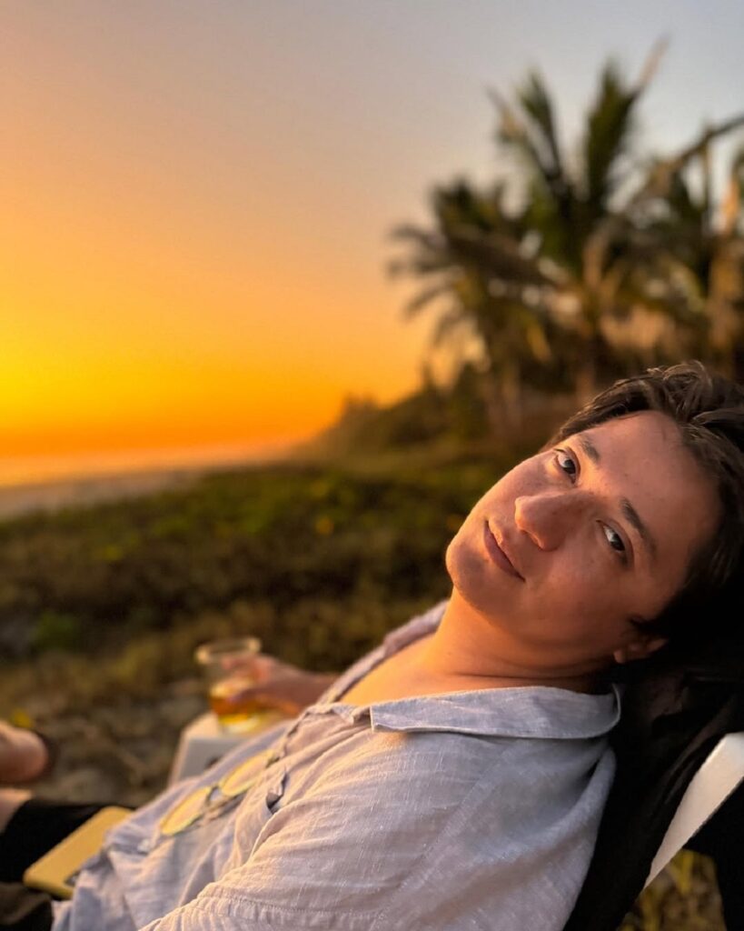 Armando Espitia es Qwerty en La Oficina México