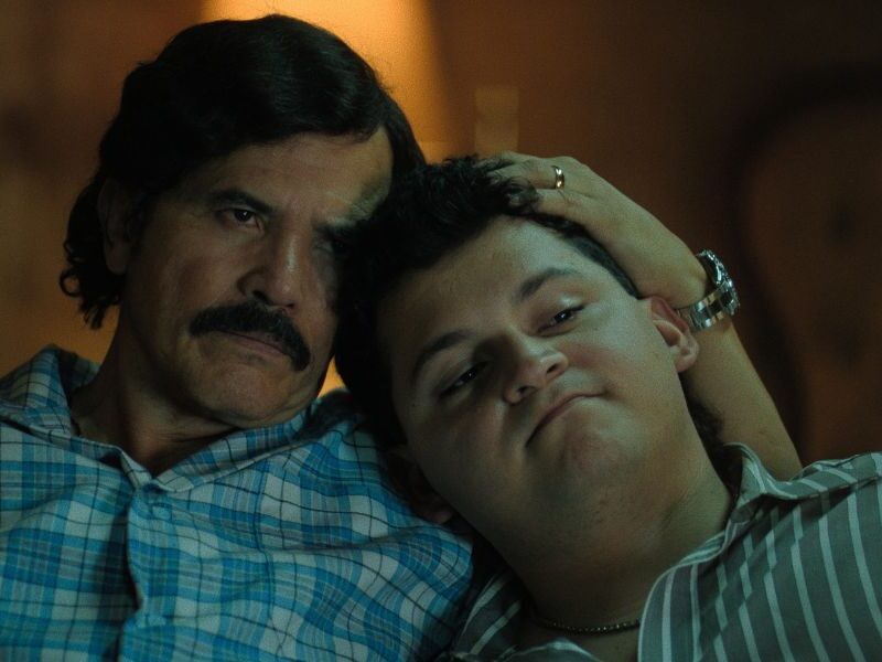 John Leguizamo como Pablo Escobar Gaviria junto a Miguel Ángel García como Juampi en Dear Killer Nannies: criado por sicarios, Disney+