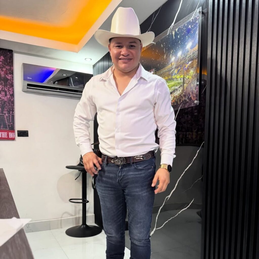 denuncia al vocalista de los recoditos por violencia