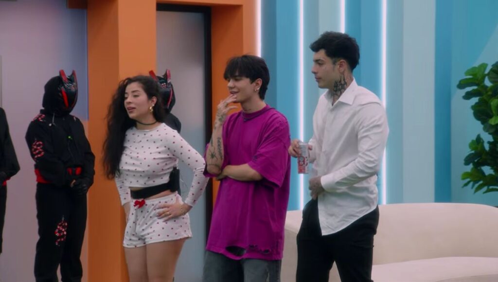 Carlos y Naim se dan beso apasionado en La Mansión VIP