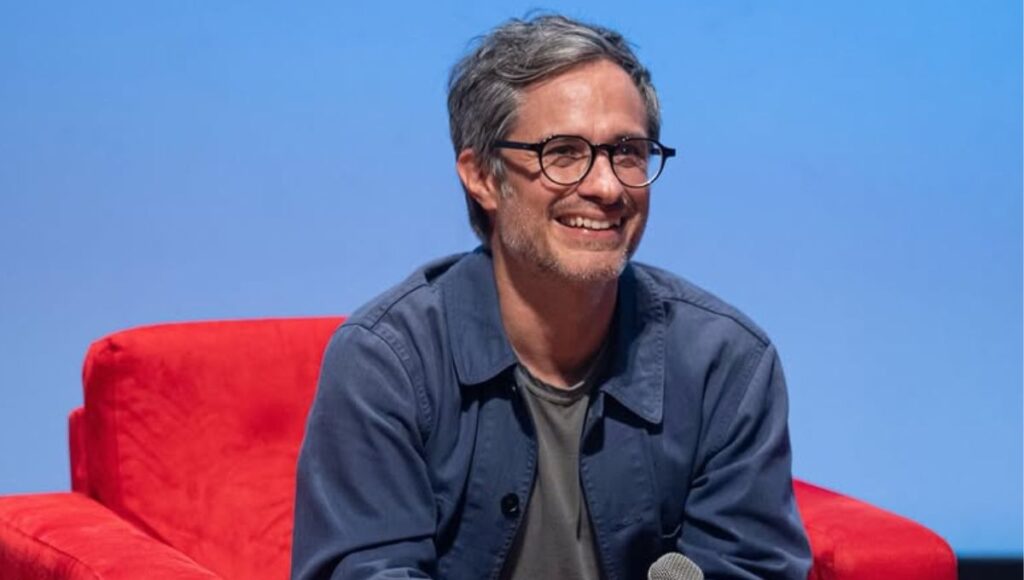 critican a Gael García por negar saludo a fan que lo grabó