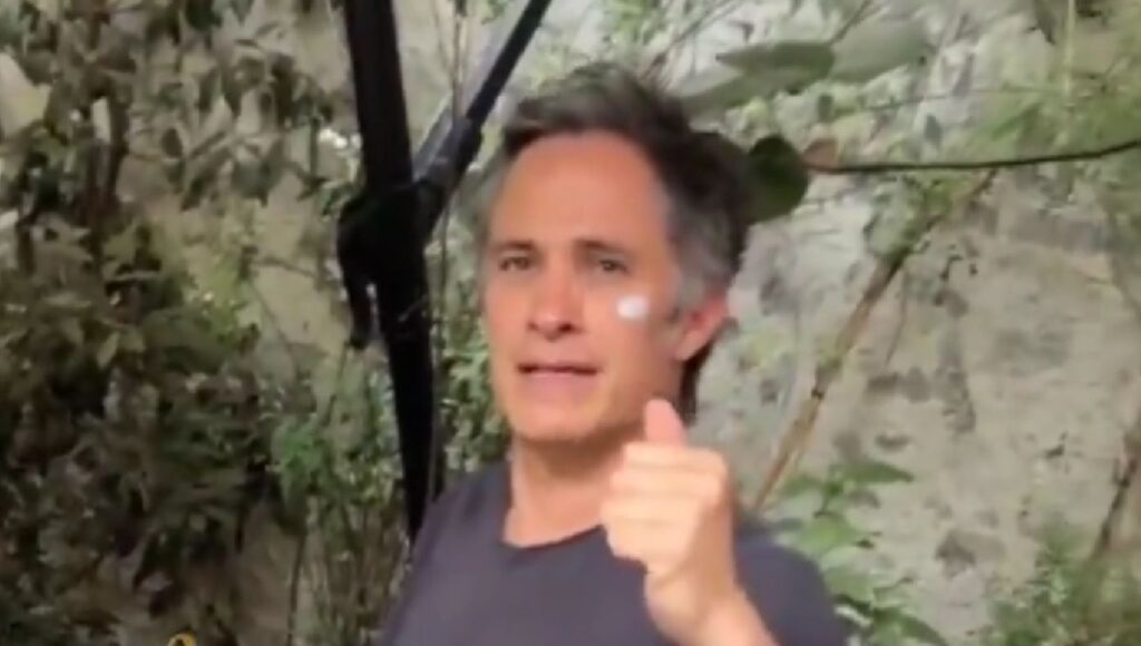 critican a Gael García por negar saludo a fan que lo grabó