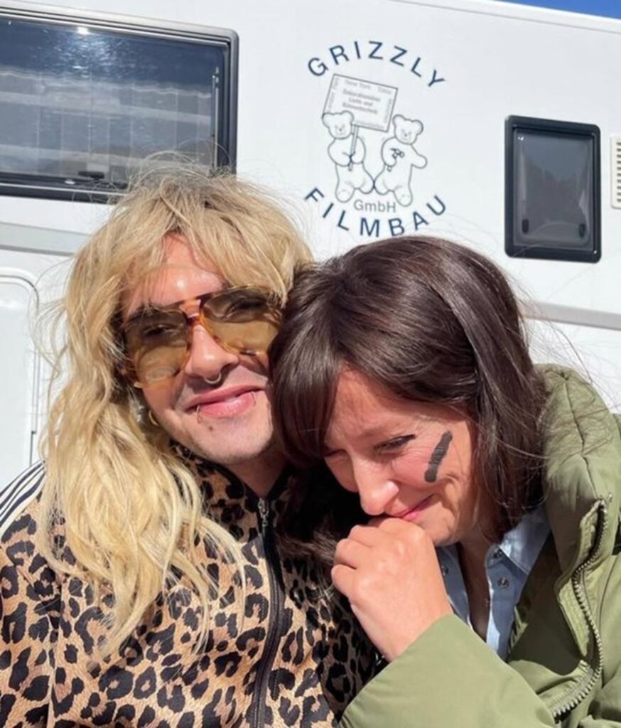 Bill Kaulitz en cameo Comer, rezar, ladrar película de Netflix