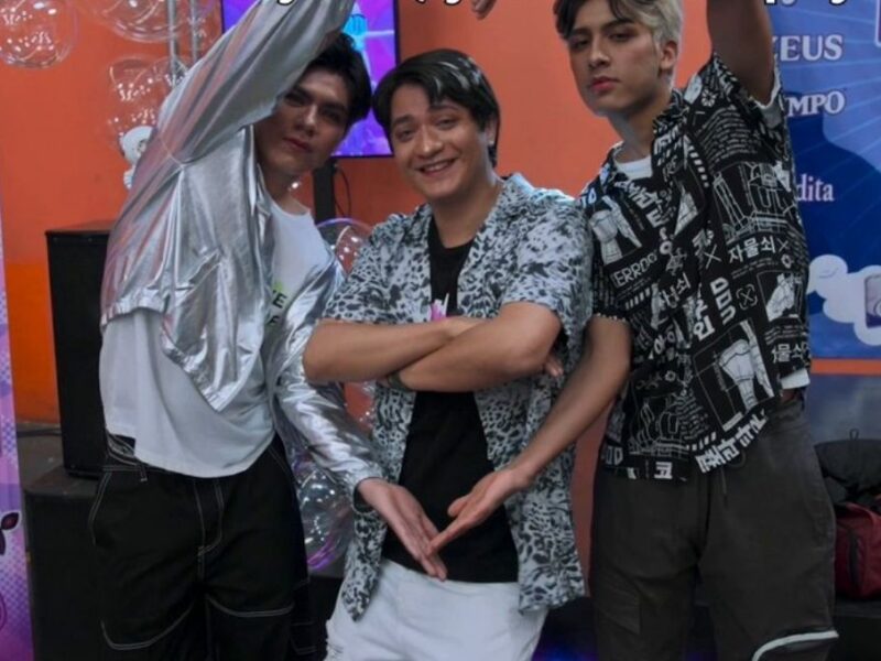 quien canta las canciones de kpop en la oficina mexico