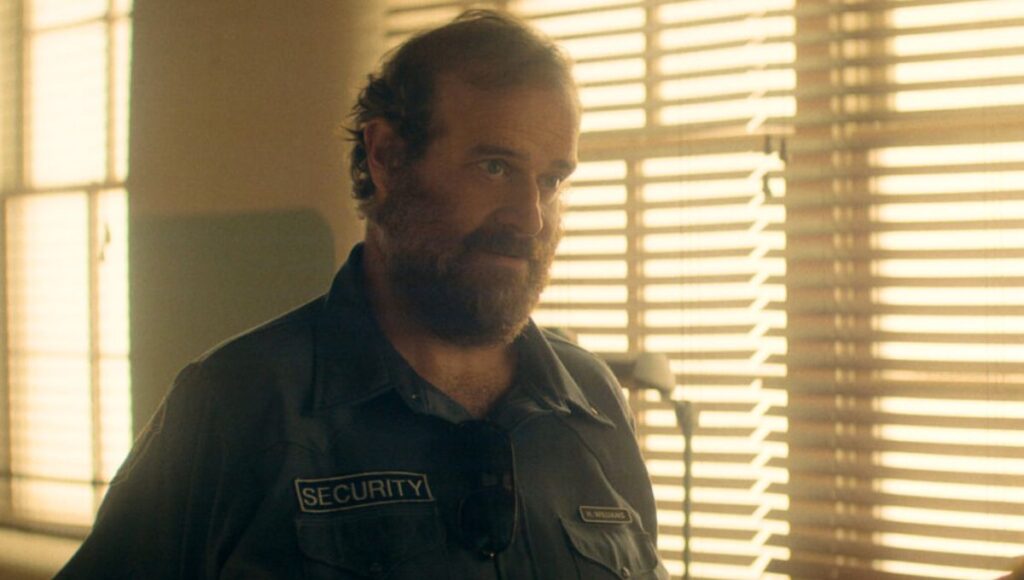 “Hank” en The Boroughs y sus similitudes con Jim Hopper