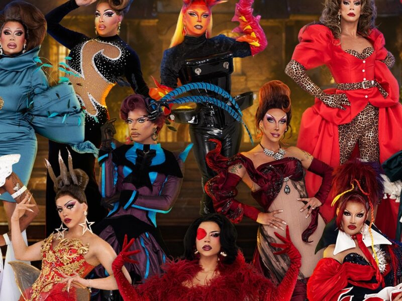 Elenco oficial de Drag Race México: Latina Royale posando frente a una mansión iluminada de noche, rodeadas de pétalos de rosa rojos. Once drag queens con looks de alto impacto en tonos rojos, blancos, negros y azules. En la parte superior, el logo dorado de Drag Race México: Latina Royale. En la esquina inferior izquierda, el logo de WOW Presents Plus