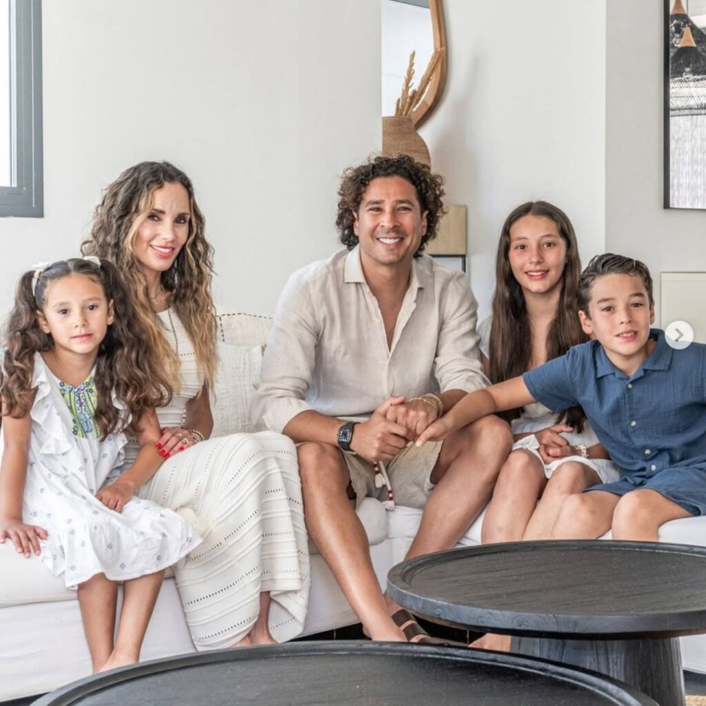 familia de memo ochoa y karla mora