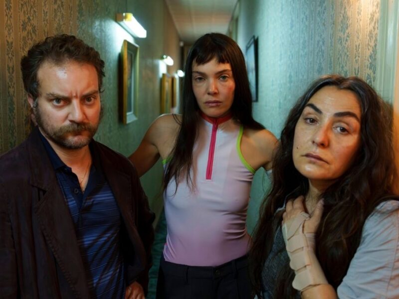 Qué pasa con la mujer del contenedor al final de La Desconocida