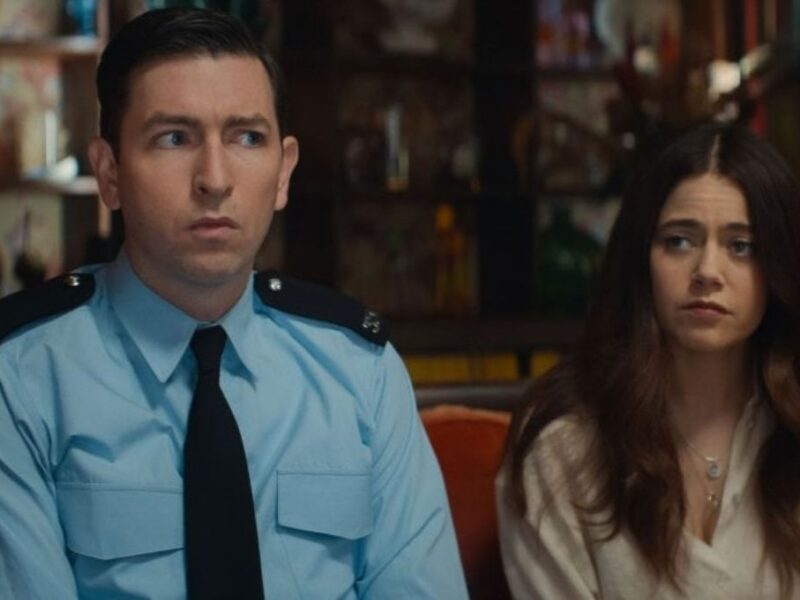 Qué personaje interpreta Nicholas Braun en Las ovejas detectives
