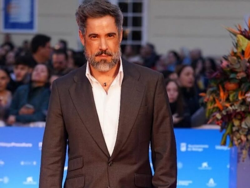 quien es unax ugalde el actor que interpreta al director en la serie oasis de netflix